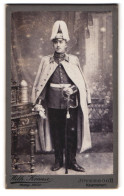 Fotografie Wilh. Krause, Jüterbog, Kasernement, Portrait Junger Soldat In Gardeuniform Mit Pickelhaube Und Säbel  - Guerre, Militaire