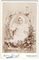 Fotografie Georg Koczyk, Radebeul, Carolastr. 5, Portrait Niedliches Kleinkind In Winterkleidung Im Passepartout  - Anonyme Personen