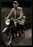Fotografie Motorrad NSU, Brünette Hausfrau Im Sonntagskleid Auf Krad Sitzend  - Automobile