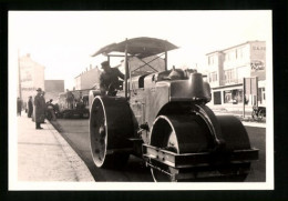 Fotografie Strassenbau, Strassenwalze Planiert Frisch Geteerte Strasse  - Auto's