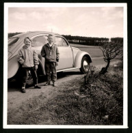 Fotografie Auto VW Käfer, Knaben Neben Volkswagen PKW Mit Faltdach  - Cars