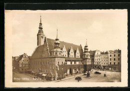 AK Brieg /Schles., Rathaus Mit Geschäften Und Denkmal  - Schlesien