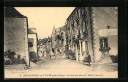 CPA Rochefort-en-Terre, La Grande Rue Et L`Hotel Lecadre  - Rochefort En Terre