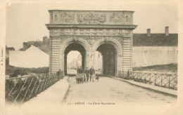 62)   ARRAS  -  La Porte Baudimont   (  Attelage De Chien  ) - Arras