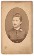 Fotografie Julius Grusche, Dresden, Bautzner Str. 39, Portrait Schönes Fräulein Mit Eleganter Ansteckblume  - Anonymous Persons