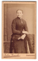 Fotografie Julius Grusche, Dresden-N., Bautzenerstr. 39, Portrait Schöne Junge Frau Elegant Im Kleid  - Anonieme Personen
