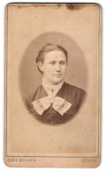 Fotografie Carl Bellach, Leipzig, Gellertstr. 4, Portrait Schöne Junge Frau Mit Besticktem Halstuch  - Anonymous Persons