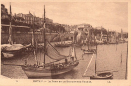 (RECTO / VERSO) ROYANS - N° 71 - LE PORT ET LE BOULEVARD THIERS - BATEAUX DE PECHE A VOILE - CPA - Royan