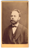 Fotografie August Ducrue, Pforzheim, Leopold Vorstadt 83, Elegant Gekleideter Herr Mit Vollbart  - Anonymous Persons