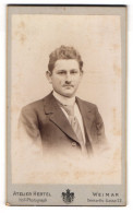 Fotografie Friedrich Hertel, Weimar, Deinhardtsgasse 22, Eleganter Junger Mann Mit Oberlippenbart Und Heller Krawatte  - Anonyme Personen