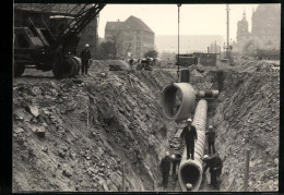 Fotografie Unbekannter Fotograf, Ansicht Berlin, Bauarbeiter Verlegen Neuen Abwasserkanal Am Dom  - Métiers