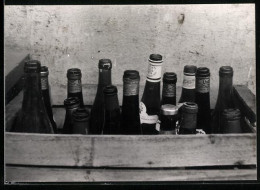 Fotografie Leergut, Verschiedene Leere Wein - Und Bierflaschen In Einer Holzkiste  - Other & Unclassified