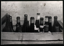 Fotografie Leergut, Verschiedene Leere Wein - Und Bierflaschen In Einer Holzkiste  - Otros & Sin Clasificación