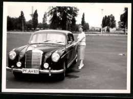 Fotografie Unbekannter Fotograf, Ansicht Berlin, Auto Mercedes Benz Auf Dem Parkplatz Vor Der Deutschlandhalle Messeda  - Orte