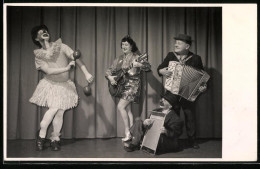 Fotografie Hild Barlow Comp., Moderne Musikal-Clownerin, Musiker & Darsteller Während Einer Vorführung  - Beroemde Personen