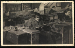 Fotografie Auszubildende Handwerker Bei Der Fertigung Von Reisigbesen  - Métiers