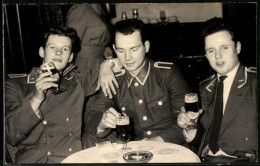 Fotografie DDR-Luftwaffe, Uffz. Kameraden In Uniform Beim Saufgelage  - Guerre, Militaire