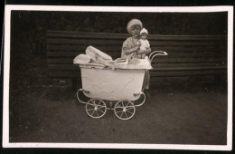 Fotografie Mädchen Mit Puppe Im Arm Und Puppenwagen  - Otros & Sin Clasificación