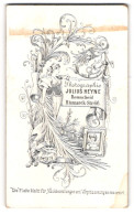 Fotografie Julius Heyne, Remscheid, Bismarck-Str. 66, Frau Lehnt An Banderole Mit Anschrift Des Ateliers, Jugendstil  - Personnes Anonymes