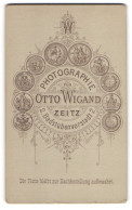 Fotografie Otto Wigand, Zeitz, Badstubenvorstadt 2, Fotografen Monogramm über Gedruckten Medaillen  - Anonyme Personen