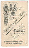 Fotografie Hofphotograph Kolby, Zwickau, äuss. Plauensche Str. 17, Kgl. Wappen Sachsen Mit Medaillen  - Anonyme Personen