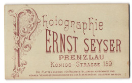 Fotografie Ernst Seyser, Prenzlau, Königs-Str. 159, Schnörkelig Verzierter Buchstabe P Nebst Anschrift Des Ateliers  - Anonyme Personen