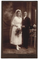 Fotografie M. Walther, Seifhennersdorf I. Sa., Junges Brautpaar Im Hochzeitskleid Und Anzug Halten Händchen  - Anonymous Persons