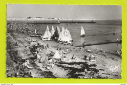 85 CROIX DE VIE N°63 La Plage Baignade Et Les Jetées Ecole De Voile Voiliers VOIR DOS Et Flamme En 1965 - Saint Gilles Croix De Vie