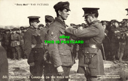 R615925 50. Decorating A Canadian On Field Of Battle. Crown. Daily Mail War Pict - Mundo