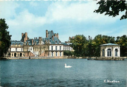 77 - Fontainebleau - Palais De Fontainebleau - L'étang Des Carpes  Le Pavillon De L'Empereur Et Le Palais Sur La Cour De - Fontainebleau