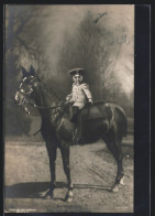 AK Prinz Wilhelm Bei Seinem Ersten Ritt Auf Einem Pferd Sitzend  - Royal Families