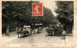 14 DEAUVILLE - L'Avenue De La République, Calèches, Vélo - Deauville