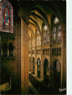 28 - Chartres - Intérieur De La Cathédrale Notre Dame - Une Partie De La Nef Et Du Transept. En Haut Et à Gauche, Vitrai - Chartres