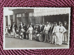 Carte Photo , Groupe Musical Devant Un Restaurant ?oledzinowski - Restaurantes