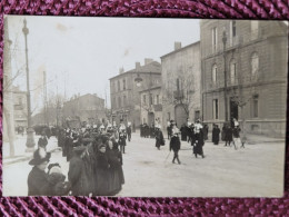 Carte Photo , Groupe  Cavalcade Dans Une Rue , Bar Du Capitole Et Bar De L'avenir - Restaurants