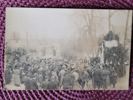 Carte Photo , Groupe Devant Un Monument Aux Morts - A Identificar