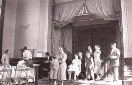 Petite Photo -   1957 - DOMEVRE  Sur VEZOUZE (54 ) -  Dans La Salle Des Fetes Avant Le Repas - Lugares