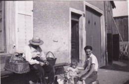 Petite Photo  - 1938 -  NONHIGNY ( 54 ) Devant La Maison Du Grand Pere - Repas Des Poules - Places