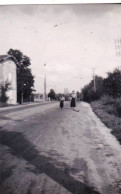 Petite Photo  - 1938 -  De Passage Sur La Route A SAINT NICOLAS De PORT (54 )  - Au Fond La Basilique - Lugares