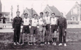 Photo Originale - 1945 - LUNEVILLE - Lycée Saint Pierre Fourier Equipe Du 400 M Au Championnat De France - Lugares