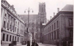 Petite Photo - 1938 - REIMS - Depuis La Guerre La Cathédrale Toujours En Restauration - Places
