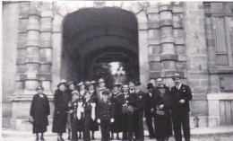 Petite Photo - 1938 - 1 Ere Communion Devant La Porte Du Lycée National  A REIMS  - Places
