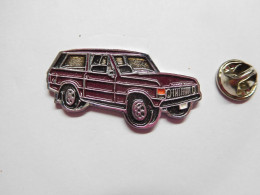 Superbe Pin's En Relief , Auto 4X4 Range Rover , Grenat, Signé Made In N.Z. - Sonstige & Ohne Zuordnung