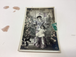 Photo, Carte Souvenir, Affectueux Femme Avec Enfants Sur Une Balançoire Carte Fantaisie - Groupes D'enfants & Familles