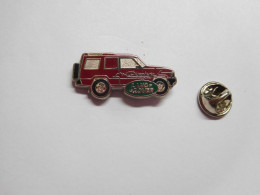Superbe Pin's En Zamac , Auto 4X4 Land Rover Discovery , Rouge , Non Signé - Autres & Non Classés