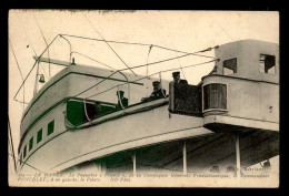 BATEAUX  - PAQUEBOT - LE HAVRE - FRANCE - SUR LE PONT LE COMMANDANT PONCELET ET LE PILOTE - Steamers