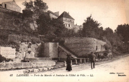 CPA 52 - LANGRES (Haute Marne) - 42. Porte Du Marché Et Fontaine De L'Hôtel De Ville - Langres