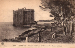 CPA 06 - CANNES (Alpes-M.) - 422. Vieux Château St-Honorat - Ile De Lérins (animée, Moines) - Cannes