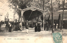 CPA 03 - VICHY (Allier) - 38. Une Allée Couverte - Vichy