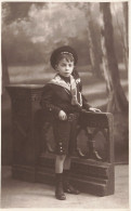 ENFANTS - Un Petit Garçon En Uniforme De Marin - Carte Postale - Abbildungen